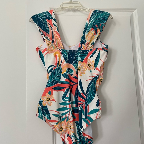 LIKE NEW BEAUTIFUL JANTZEN SWIMSUIT! - Picture 2 of 7